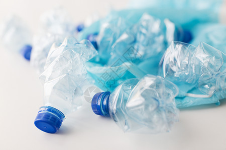 塑料瓶包装废物回收再利用垃圾处理环境生态空的废旧塑料瓶垃圾袋背景