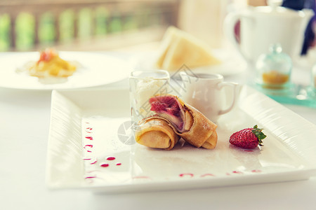 食物,甜点,早上饮食盘子与煎饼蜂蜜果酱桌子上高清图片