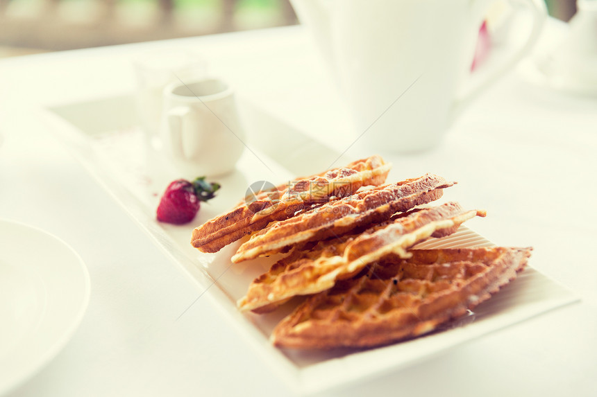 食物,甜点,早上饮食华夫饼盘子上的早餐桌子上图片