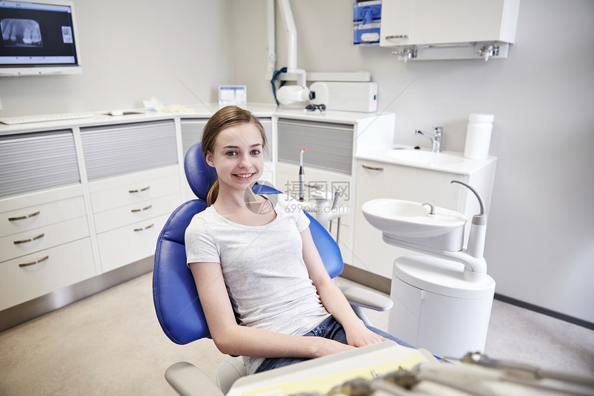 人,医学,口腔医学,牙科保健快乐的病人女孩牙科诊所办公室图片