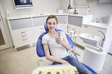人,医学,口腔科保健快乐的病人女孩牙科诊所办公室竖大拇指图片