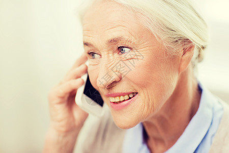 技术,沟通龄人的快乐的老妇女与智能手机打电话家图片