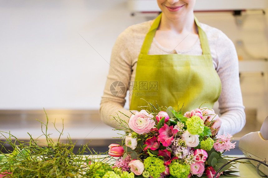 人,商业,销售花卉花店的花店妇女制作图片
