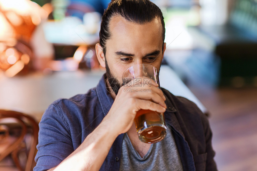 人,饮料,酒精休闲快乐的轻人喝啤酒璃酒吧酒吧图片