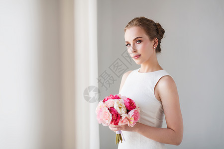 节日,婚礼人们的新娘穿白色连衣裙的女人带花图片