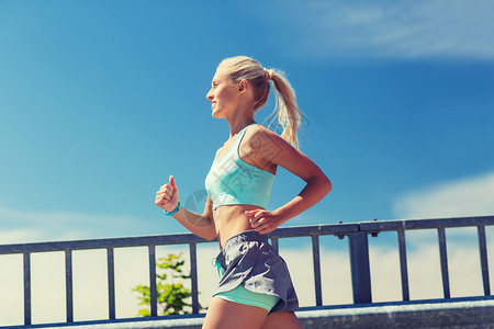 健身,运动,人健康的生活方式微笑的轻妇女与心率手表户外跑步图片