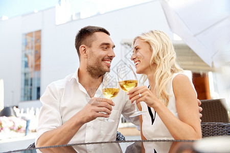爱情,约会,人假期的幸福的夫妇露天餐厅喝酒碰杯图片