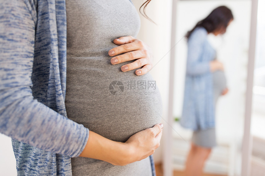 怀孕,母亲,人期望的亲密的快乐孕妇与大腹便便的镜子家里图片