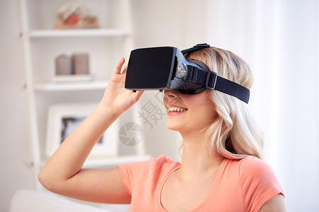 技术,虚拟现实,网络,娱乐活动人的快乐的轻妇女与虚拟现实耳机3D眼镜家里图片