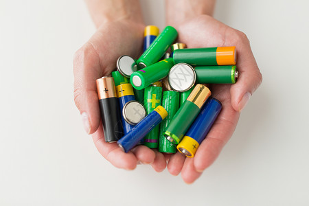 回收,能源,电力,环境生态密切双手持碱电池堆图片
