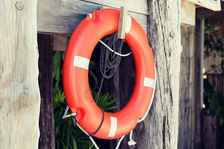 夏天,海滩,游泳救生救生圈救生员悬挂救援摊位上图片