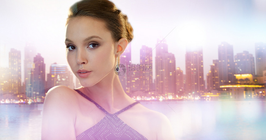 美丽,珠宝,人奢侈的美丽的轻亚洲妇女的脸与耳环迪拜城市夜景灯光背景图片
