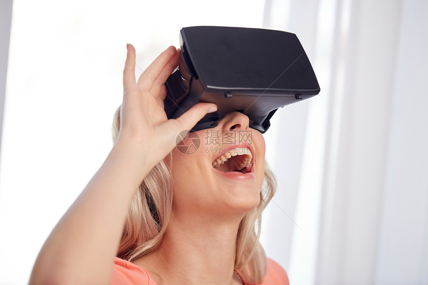 技术,虚拟现实,网络,娱乐活动人们的快乐惊讶的轻妇女与虚拟现实耳机3D眼镜家里图片