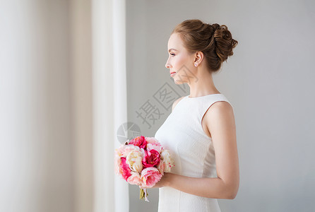 节日,婚礼人们的新娘穿白色连衣裙的女人带花图片