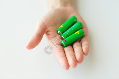 回收能源动力环境生态手握绿色碱电池图片