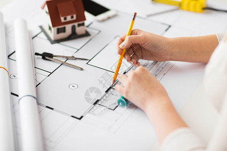 建筑师规模商业建筑建筑建筑人的用尺子铅笔测量客厅蓝图密切建筑师的手背景