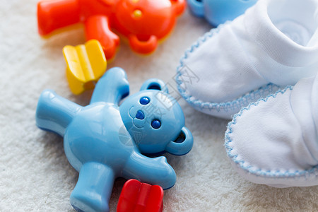 婴儿期,童,玩具,衣服物体的婴儿拨浪鼓靴子为新生男孩的毛巾图片