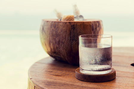 旅游,饮料茶点璃冷水,滋润的东西海滩的桌子上背景图片