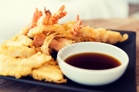 亚洲厨房,食物,烹饪烹饪密切油炸天妇罗虾与酱油餐厅的桌子上图片
