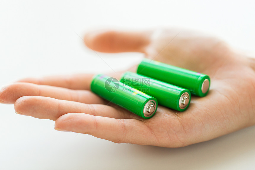 回收能源动力环境生态手握绿色碱电池图片