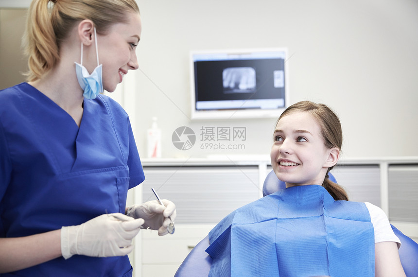 人,医学,口腔科,牙齿检查保健快乐的女牙医与镜子探针交谈的病人女孩牙科诊所办公室图片