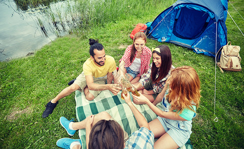 野营,旅行,旅游,远足人们的快乐的朋友用璃瓶喝苹果酒啤酒营地图片