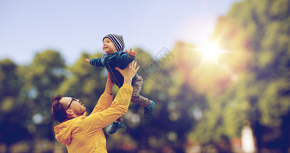 家庭,童,父亲,休闲人的快乐的父亲小儿子夏天的公园背景下玩户外玩图片