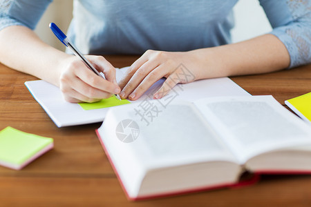 书与手的素材高中,教育,人学青学生妇女与书籍笔记本写贴纸家背景