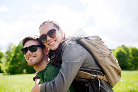 旅行,徒步旅行,背包旅行,旅游人们的幸福的夫妇戴着太阳镜,背包户外玩得很开心图片