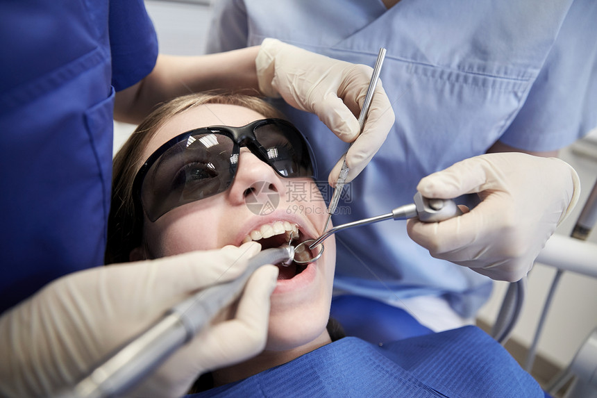 人,医学,口腔医学保健女牙医用镜子,钻探针治疗病人女孩牙齿牙科诊所办公室图片