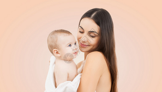 家庭,母亲,养育,人儿童保育的快乐的母亲抱着可爱的婴儿米色的背景图片