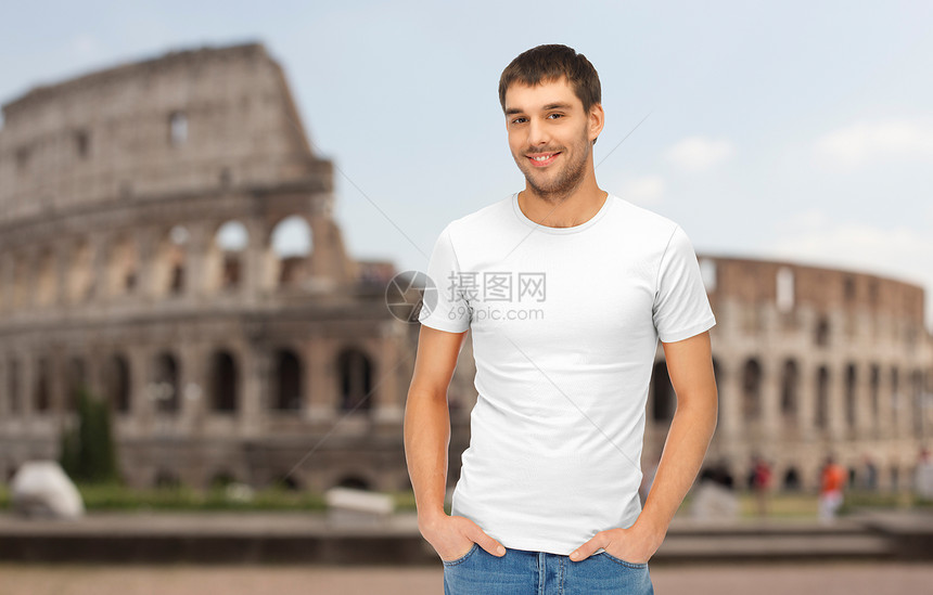 旅行,旅游人的英俊的男人穿着空白的白色t恤竞技场的背景图片