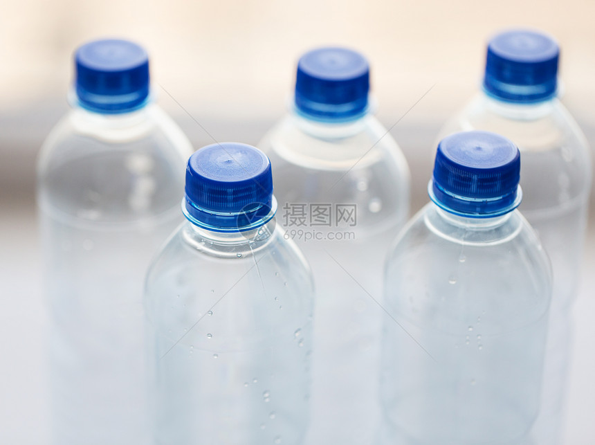 回收,健康饮食食品储存塑料瓶与纯饮用水桌子上图片