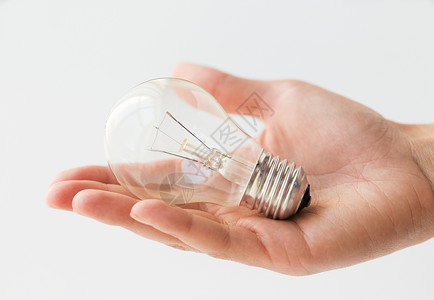回收电力环境生态手握灯泡白炽灯的特写图片