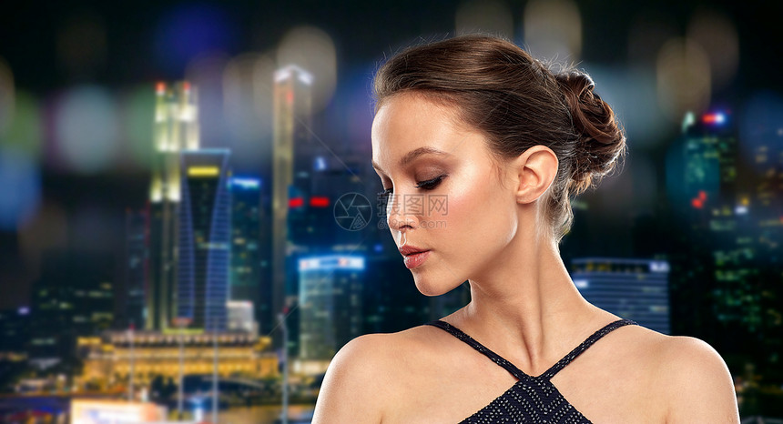 美丽,人奢侈的美丽的轻亚洲妇女新加坡城市夜景灯光背景图片