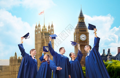 牛津剑桥教育,毕业人的群微笑的学生穿着长袍,挥舞着黑板伦敦城大本钟钟楼背景背景