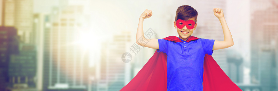 狂欢节,童,权力,手势人的快乐男孩红色超级英雄斗篷具拳头城市背景图片