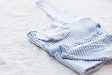 条纹长袖婴儿服装,婴儿,母亲象蓝色紧身衣,手套毛巾为新生男孩背景