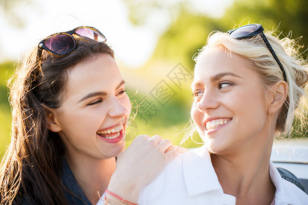 暑假,假期,友谊人的快乐的轻妇女十几岁的女孩户外笑图片