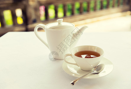 饮料,放松茶话会的茶室的杯子,锅,勺子茶托图片