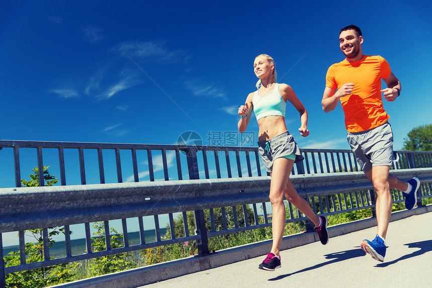 健身,运动,友谊健康的生活方式微笑的夫妇夏季海边跑步图片