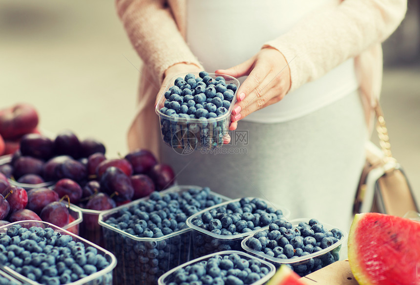 销售,购物,怀孕人们的密切孕妇选择蓝莓街头食品市场图片