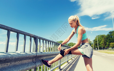 健身,运动,锻炼健康的生活方式轻妇女受伤的腿紧固膝盖支撑支架户外图片