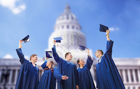 教育毕业人的群快乐的微笑的学生穿着长袍,华盛顿白宫的背景上挥舞着黑板图片