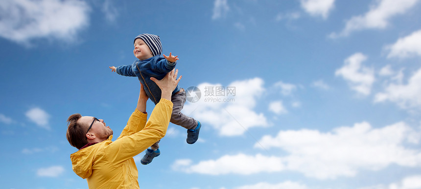 家庭,童,父爱,休闲人的快乐的父亲小儿子蓝天云彩的背景下玩玩图片