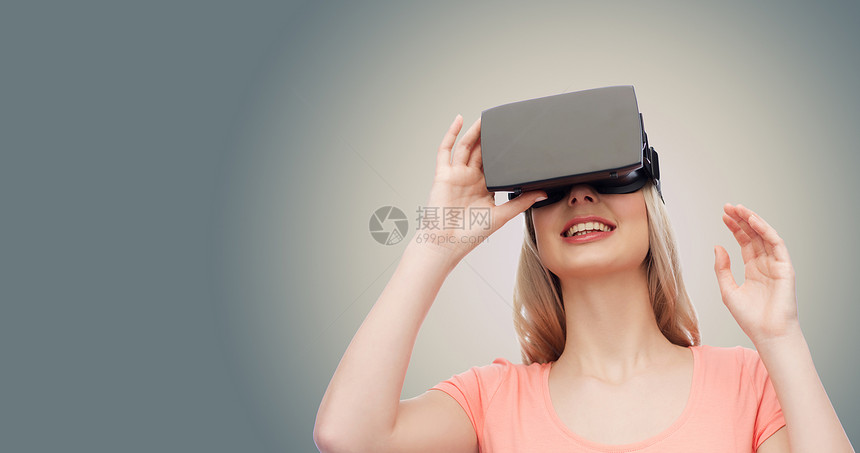 技术,虚拟现实,娱乐活动人的快乐的轻妇女与虚拟现实耳机3D眼镜灰色背景图片