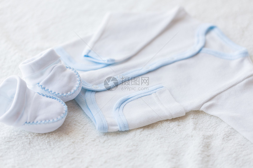 婴儿服装,婴儿,母象密切白色羊毛衫靴子为新生男孩毛巾图片