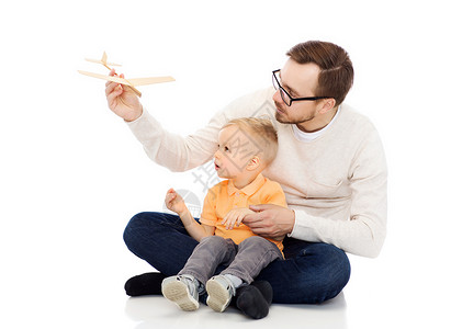 家庭,童,父亲,休闲人的快乐的父亲小儿子玩玩具飞机图片