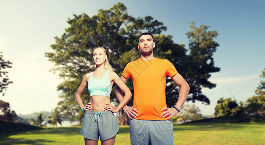 健身,运动,友谊健康的生活方式快乐的夫妇夏季公园背景下锻炼图片