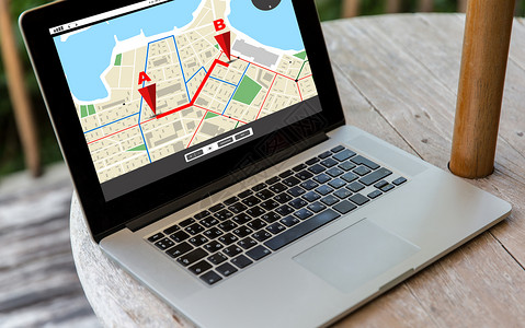 技术,位置,导航,商业现代生活开放的笔记本电脑与GPS导航屏幕上的酒店露台图片